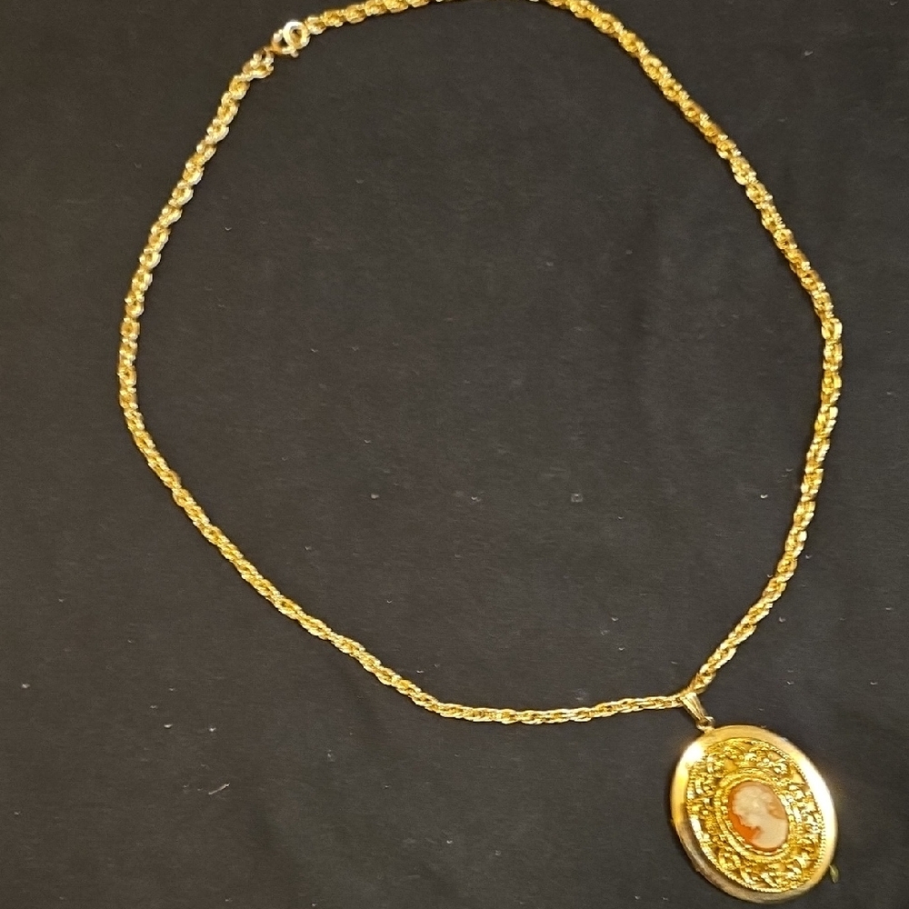 Bold Vìntage Locket Pendant Necklace
